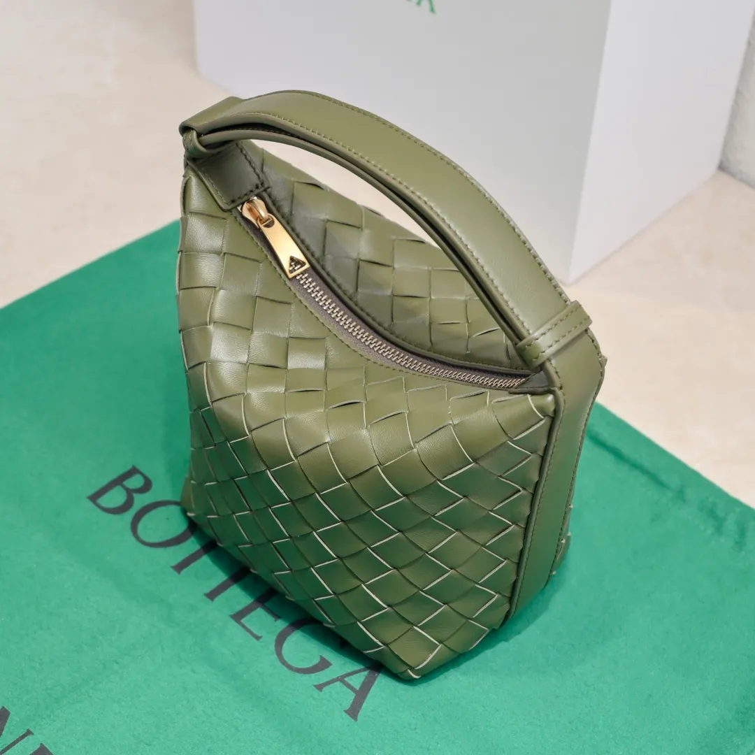 Batch 1280 It is predicted that BV Bottega's lunch bag will be popular again this year🔥. It is very soft and lightweight. It also uses the intrecciato weaving process that the two founders spent several months developing from the beginning of the brand. It is completely hand-woven by Italian craftsmen and perfectly reflects the craftsmanship of Bottega. The entire bag shape is also a very practical and popular lunch box bag shape. The slightly curved arc of the bag mouth can also better fit our wrists. Style number: 7748-1 Size: 17*13.5*5cm